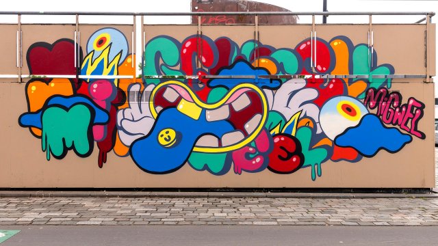Graf : réalisé par Julien Migwel sur le mur ouest du skate park de Bordeaux en avril 2021Photo : Philippe - 04/2021